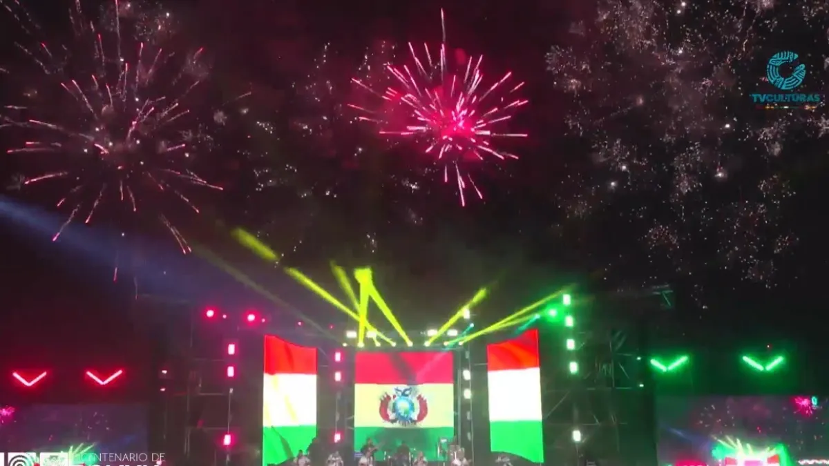 Un espectáculo de fuegos artificiales en Sucre da la bienvenida al Bicentenario de Bolivia
