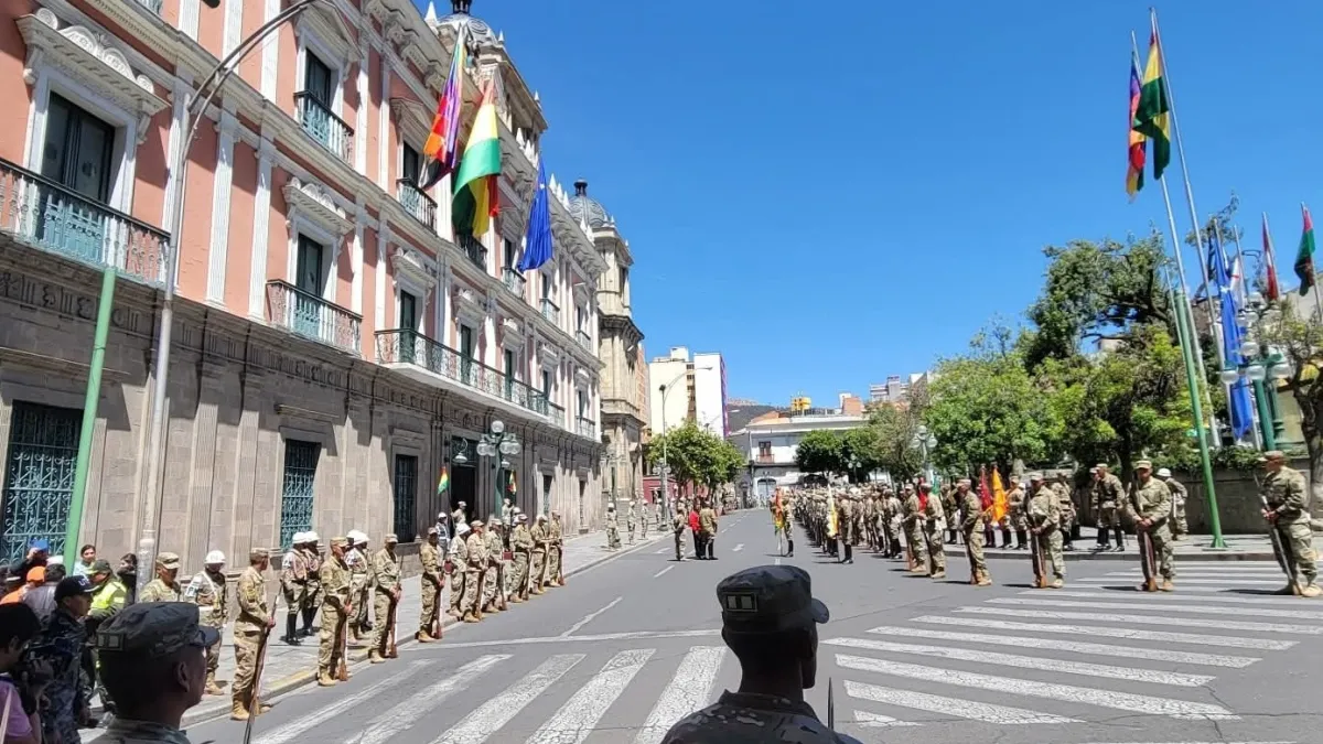 La Paz se engalana y militares ensayan en la plaza Murillo para la transmisión de mando