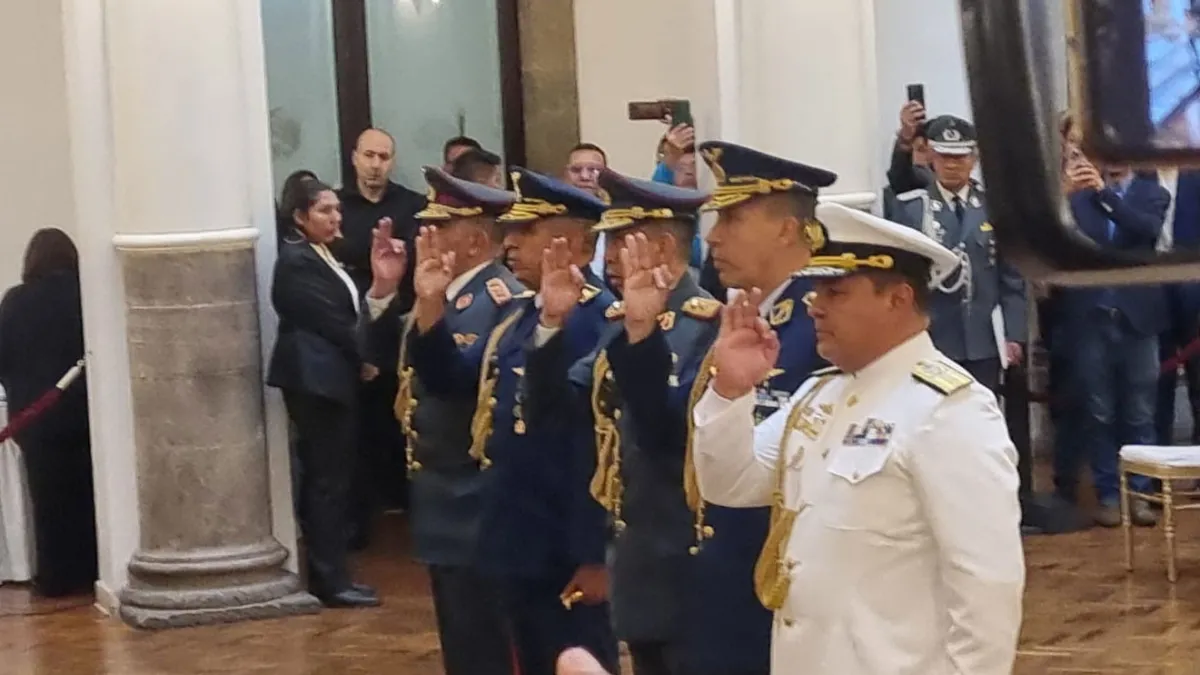 El Presidente posesiona al nuevo Alto Mando Militar y compromete renovar a las FFAA