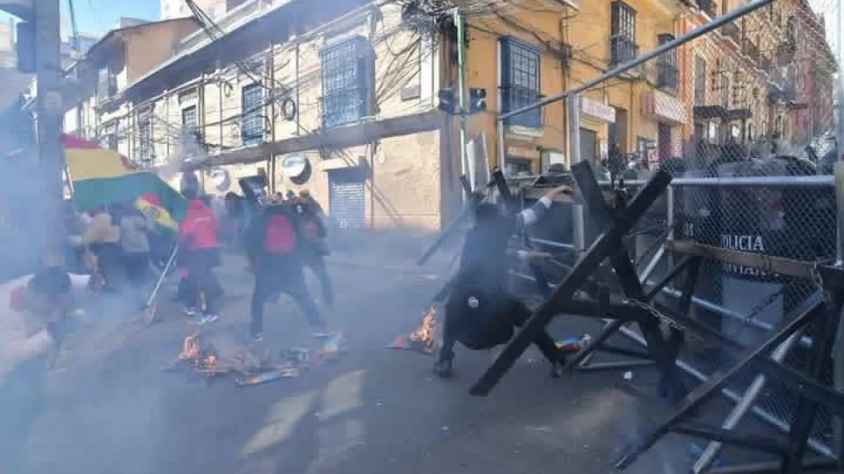 Al menos 12 personas fueron aprehendidas tras los enfrentamientos en la sede de gobierno